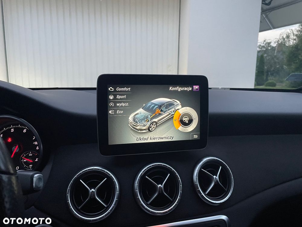 Mercedes-Benz CLA 200 7G-DCT AMG Line - 11