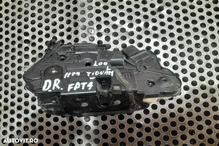 Broasca usa fata dreapta 5N2837016C 5N2837016C Volkswagen VW Tiguan 1 - 3