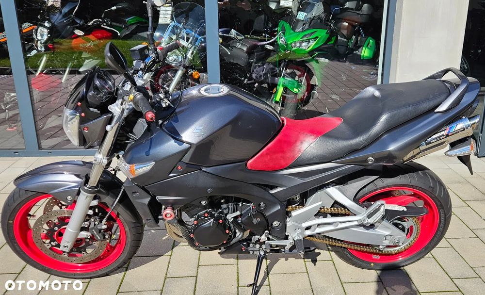 Suzuki GSR - 4