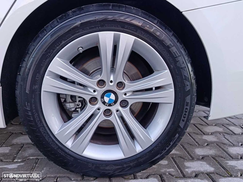 BMW 318 d Line Sport - 12