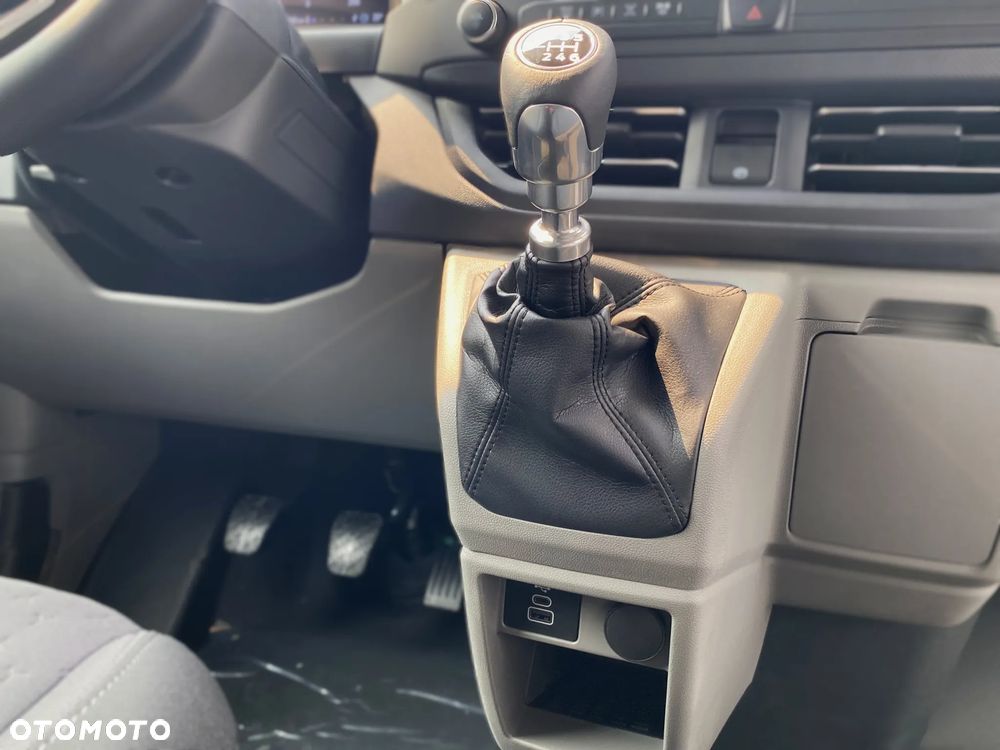 Ford Custom Van Trend - 26