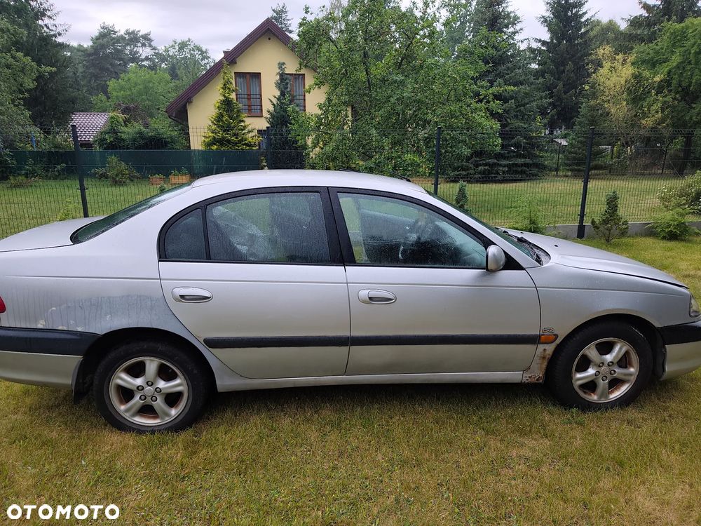 Toyota Avensis - 2