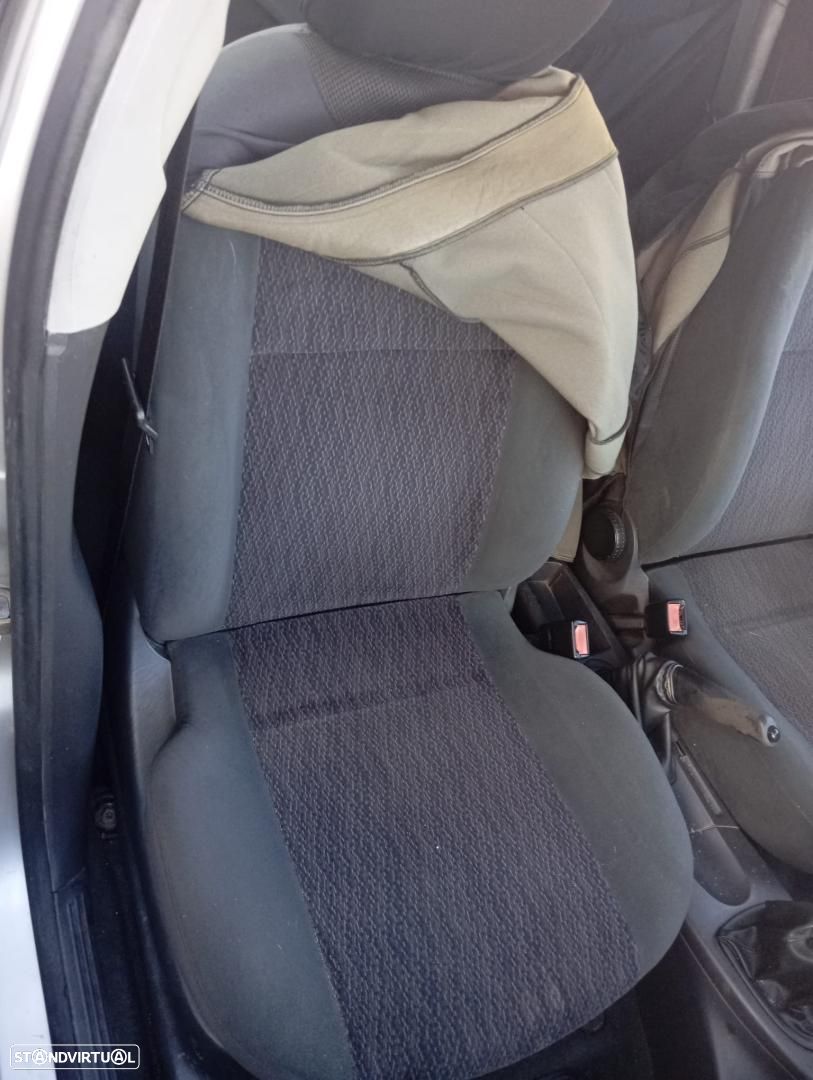BANCO FRENTE DIREITO FORD FOCUS BERLINA CAK - 1
