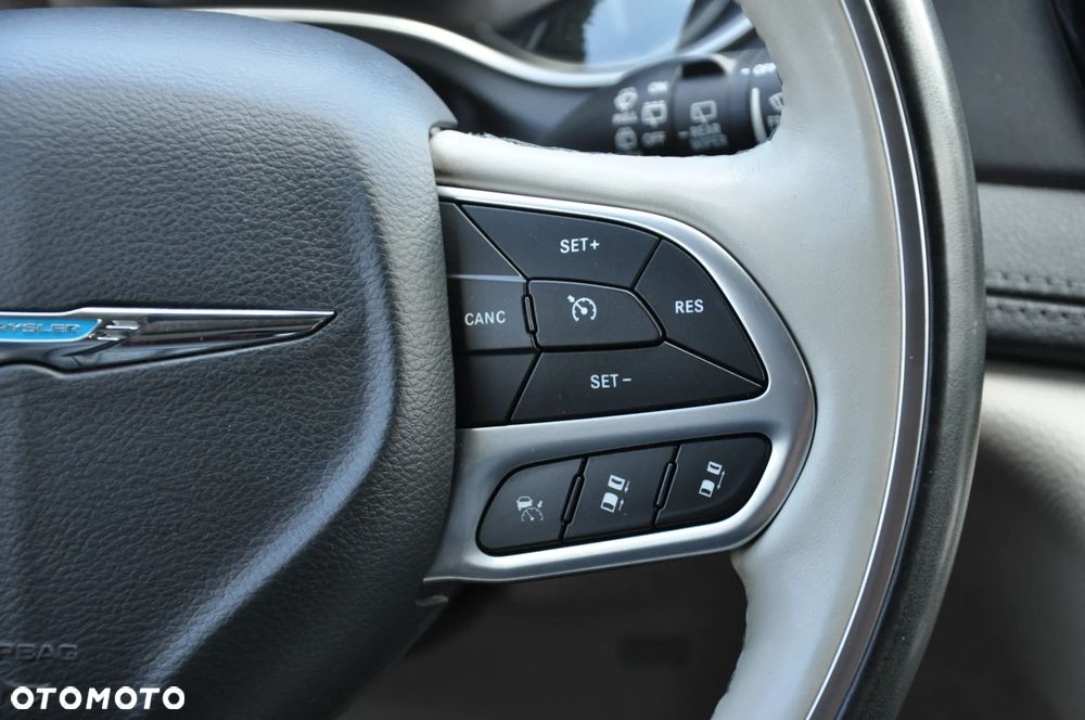 Chrysler Pacifica - 16
