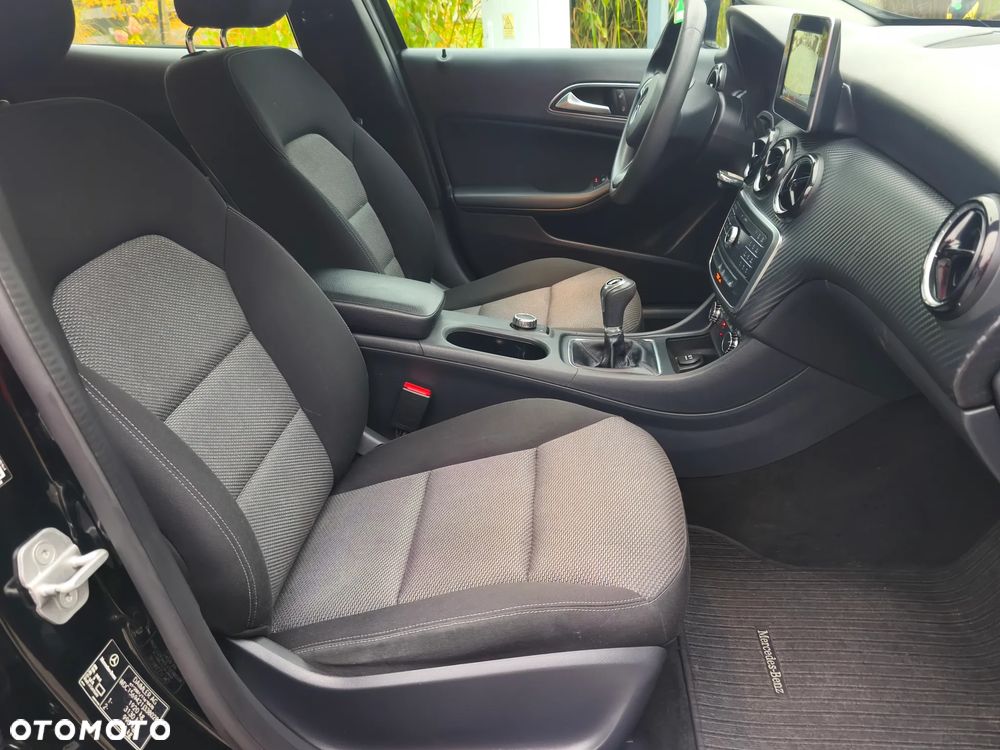 Mercedes-Benz GLA 180 Urban - 17