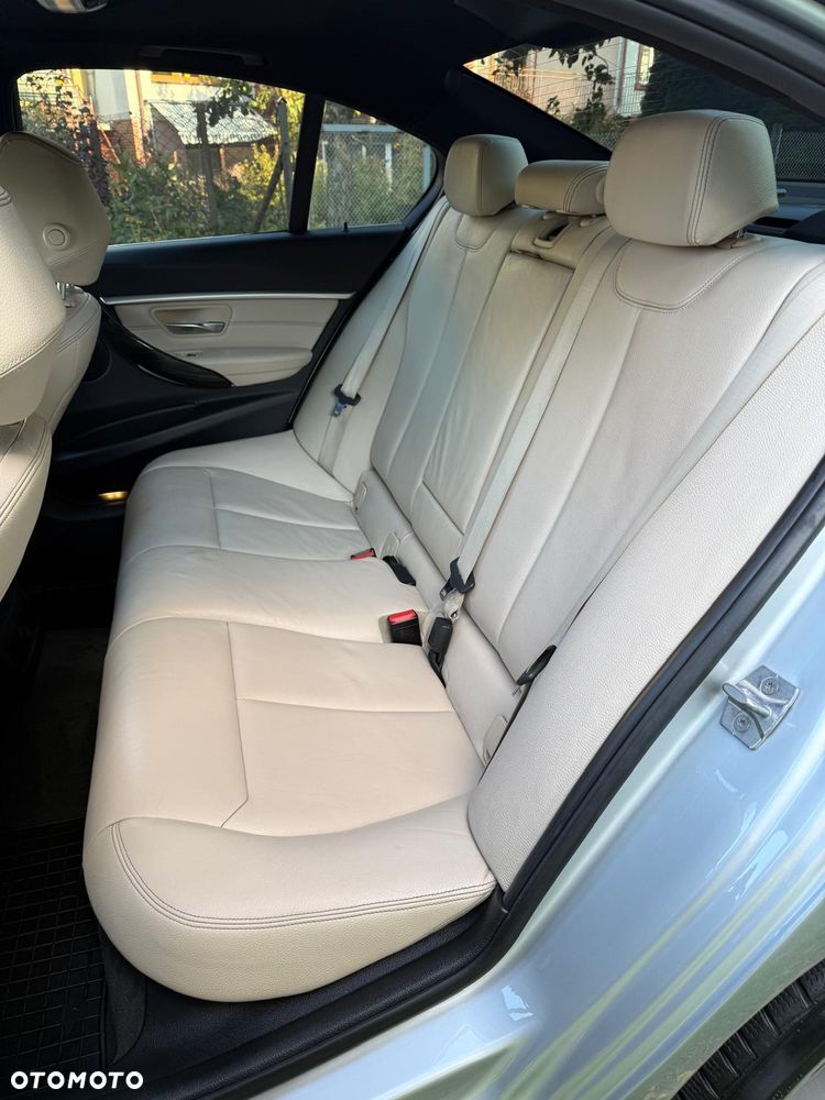 BMW Seria 3 330i - 22