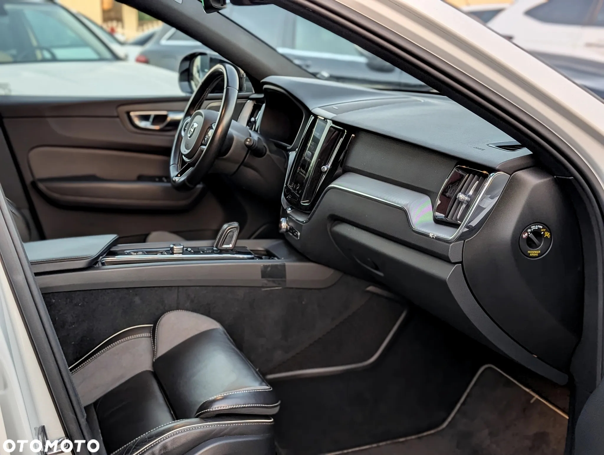 Volvo XC 60 B5 D AWD R-Design - 19
