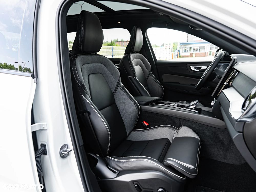 Volvo XC 60 B5 B AWD Plus Dark - 25