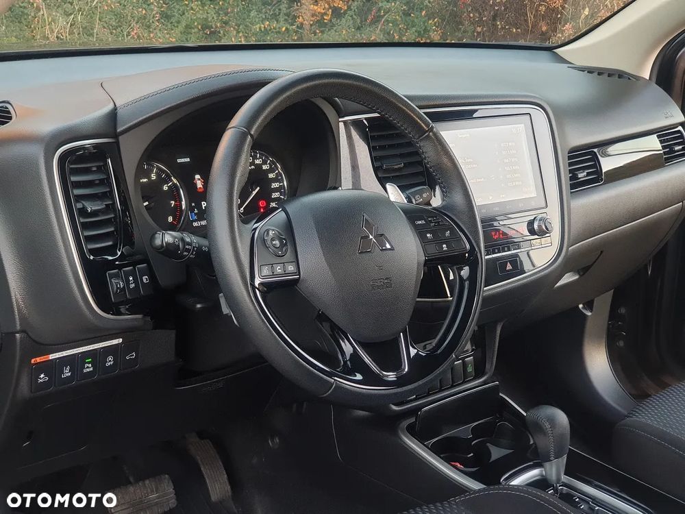 Mitsubishi Outlander 2.0 Instyle Navi 4WD CVT - 18