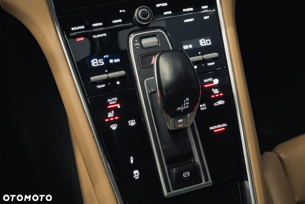 Porsche Panamera 4 E-Hybrid Platinum Edition - 24