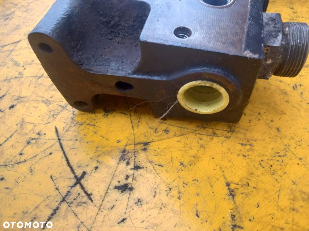 Podpora sekcji hydraulicznych Deutz Fahr Agrotron 180.7 - 4