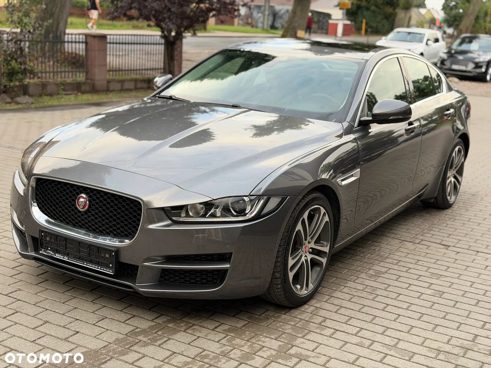 Jaguar XE 2.0 D Portfolio - 3