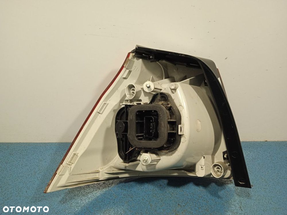 VOLKSWAGEN GOLF V LAMPA TYŁ PRAWA ZEWNĘTRZNA - 4