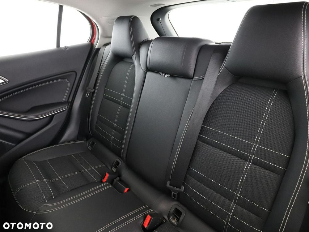Mercedes-Benz GLA 180 7G-DCT Urban - 18