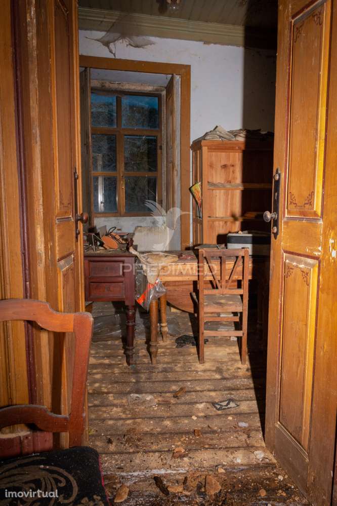 MORADIA EM RUÍNAS COM LOGRADOURO - Grande imagem: 2/3