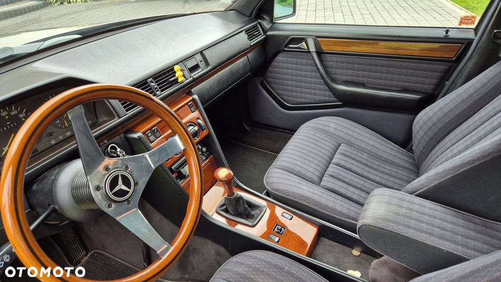 Mercedes-Benz W124 (1984-1993) ver-300-gd - 4