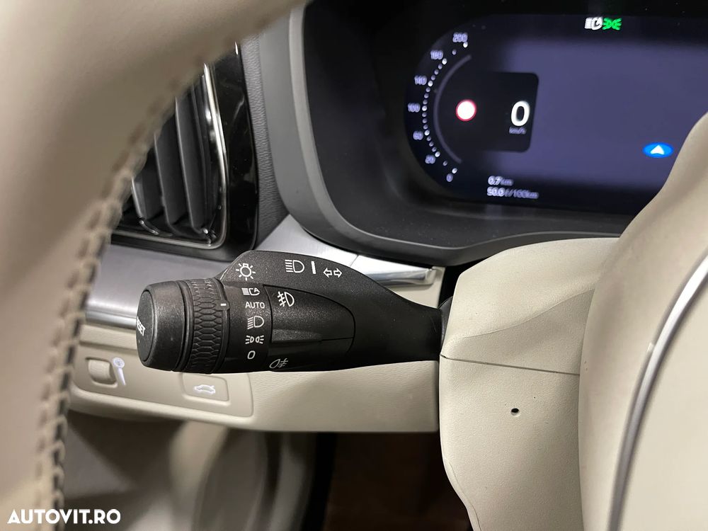 Volvo XC 60 B4 MHEV AT8 AWD Momentum - 25