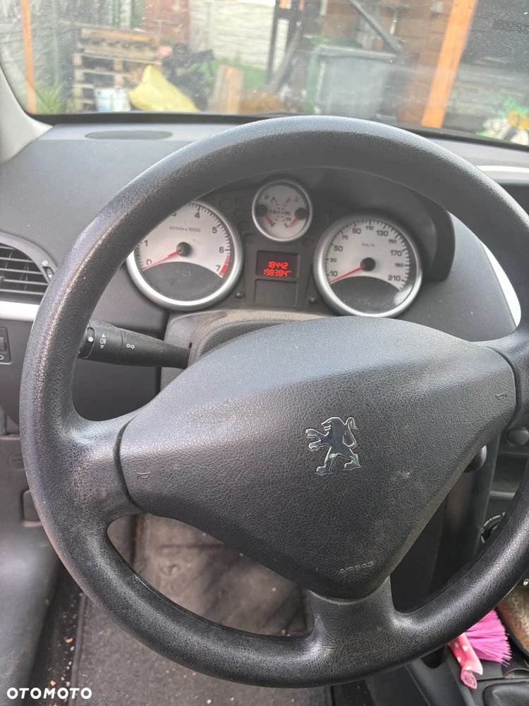 Peugeot 207 - 8