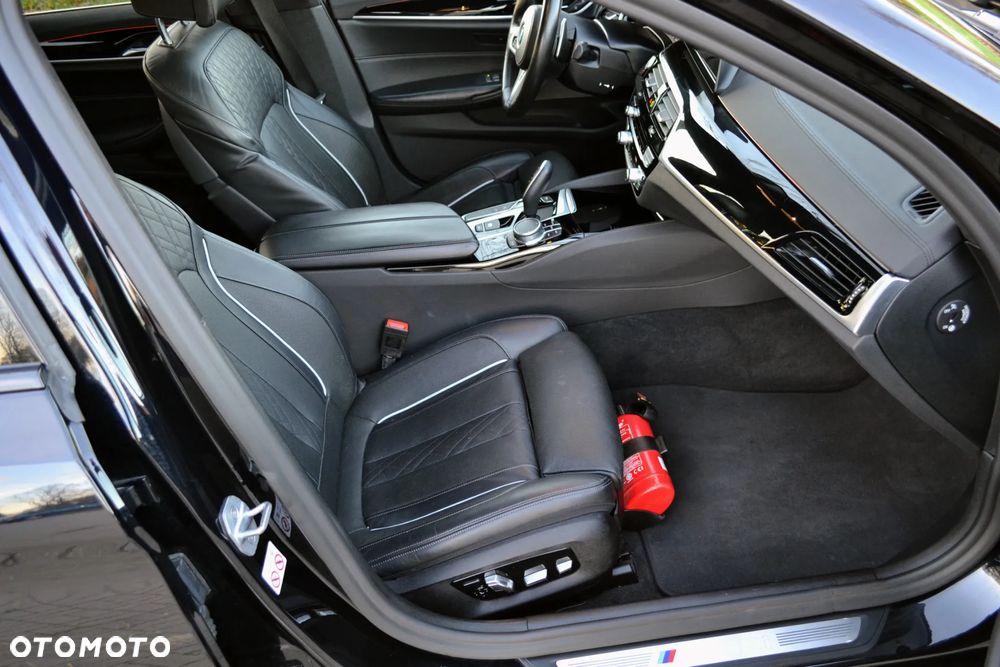 BMW Seria 5 M550i xDrive sport - 31