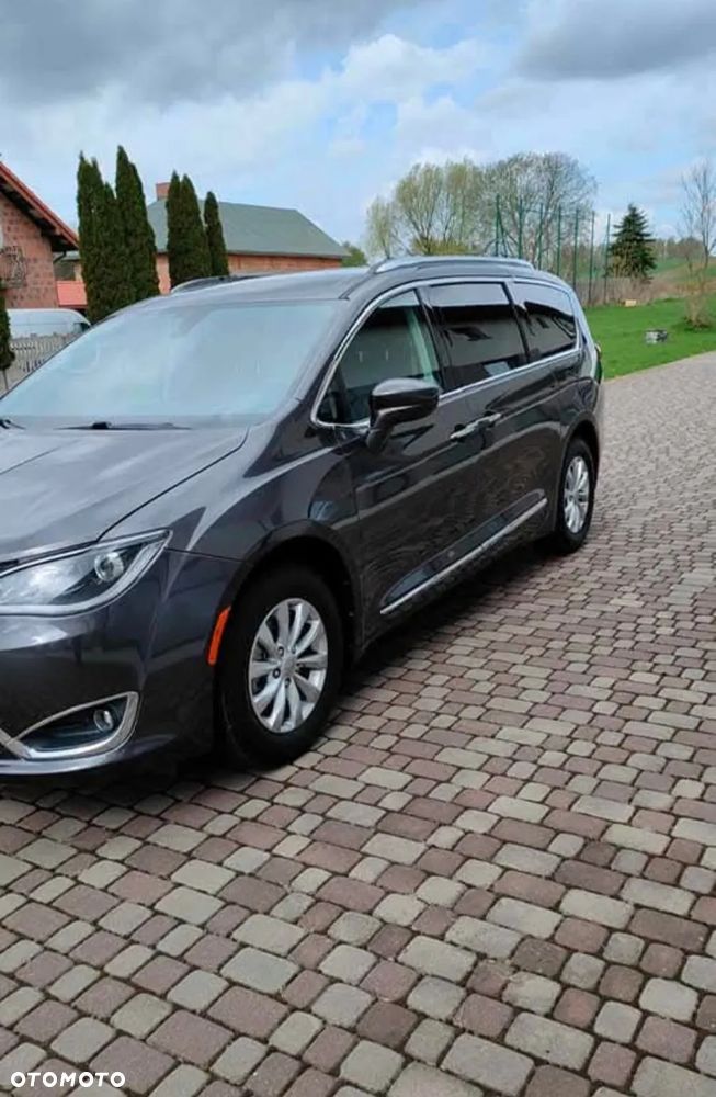 Chrysler Pacifica - 2