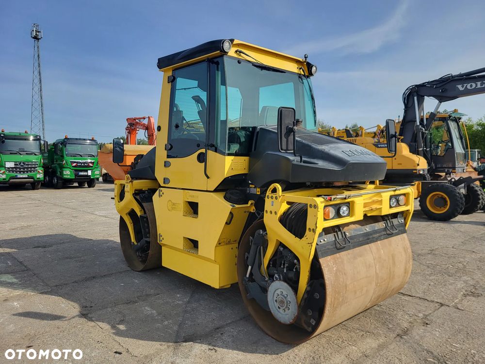 Bomag BW 154 AP 4 AM + rozsypywacz grysu z Niemiec - 17