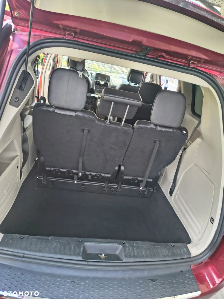 Chrysler Town & Country - 27