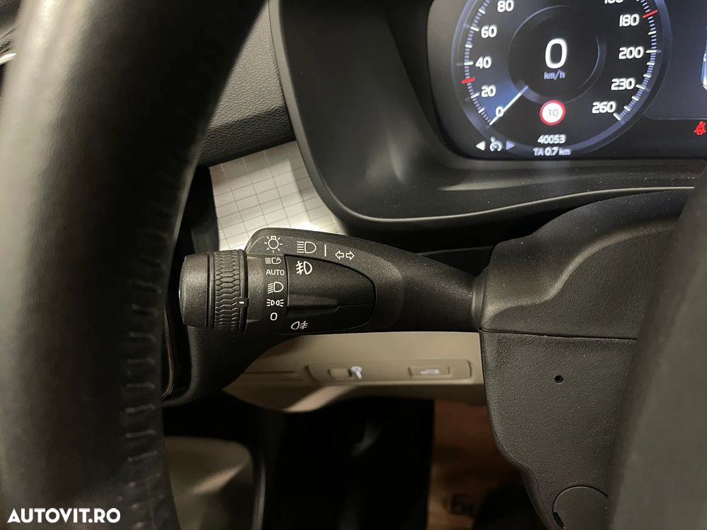 Volvo XC 40 B4 AT8 AWD Mild Hybrid Momentum Pro - 25