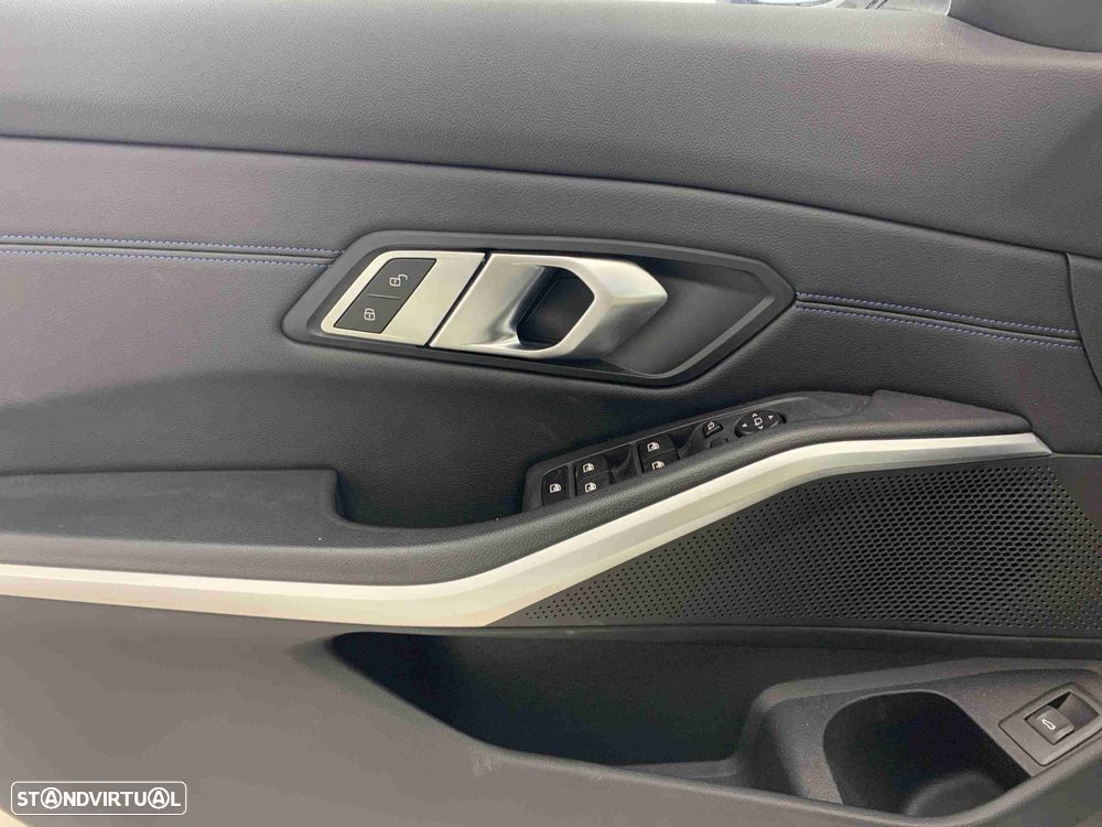 BMW 320 d Touring Pack Desportivo M Auto - 12