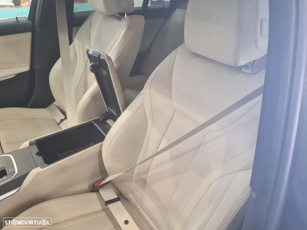 BMW 330 e Touring Line Luxury Auto - 11
