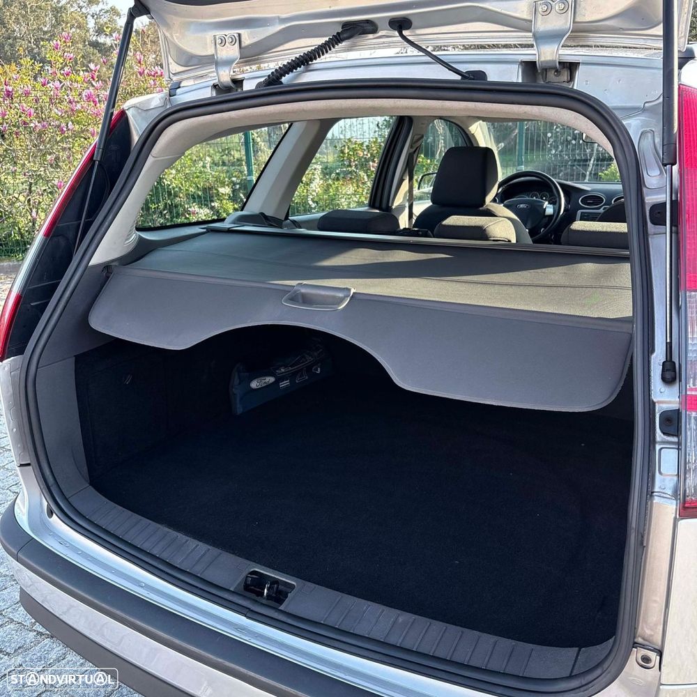 Ford Focus 1.4 16V S - 11