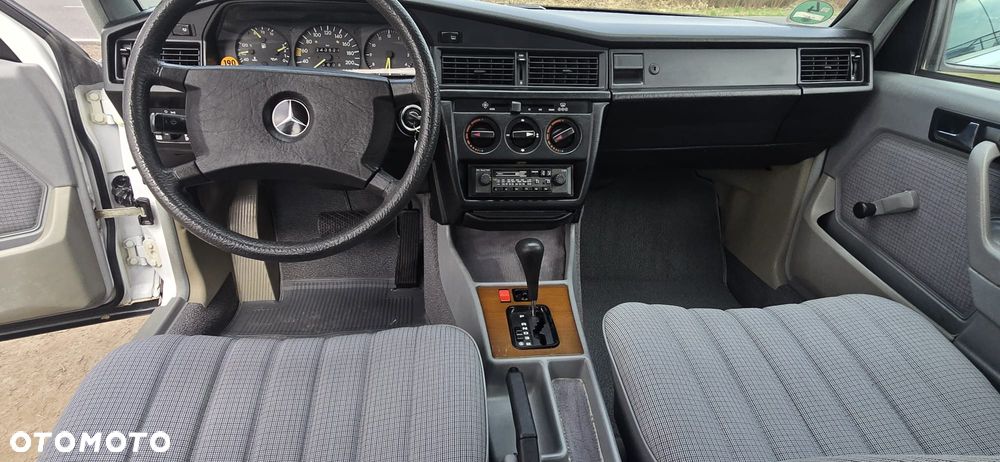 Mercedes-Benz 280 - 12