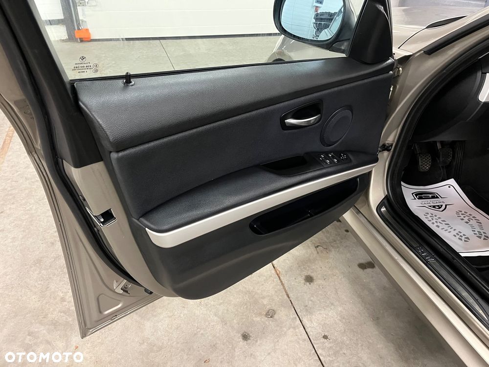 BMW Seria 3 318d DPF Edition Sport - 17