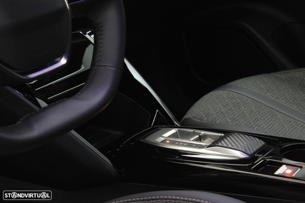 Peugeot 2008 1.2 PureTech Allure EAT8 - 21