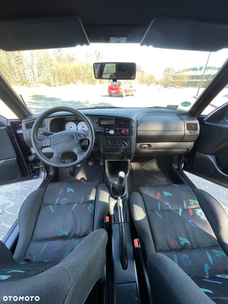 Volkswagen Golf 1.8 GL - 25