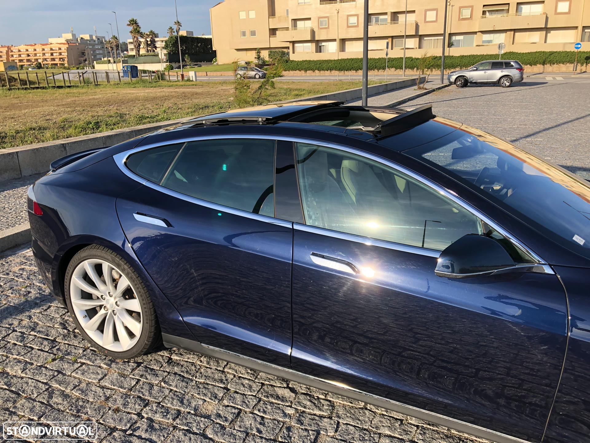 Tesla Model S - 3