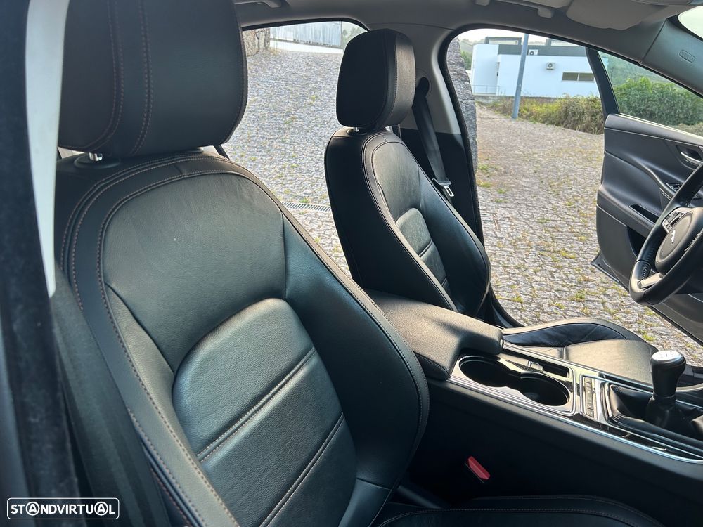Jaguar XE 2.0 D Portfolio - 19