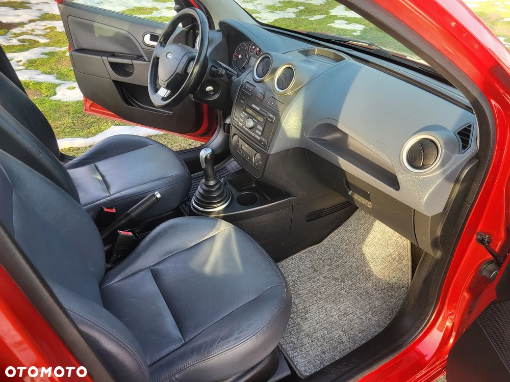 Ford Fiesta 1.6 Ghia - 18