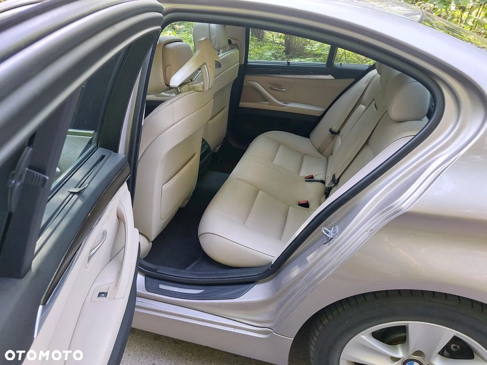 BMW Seria 5 528i xDrive - 14