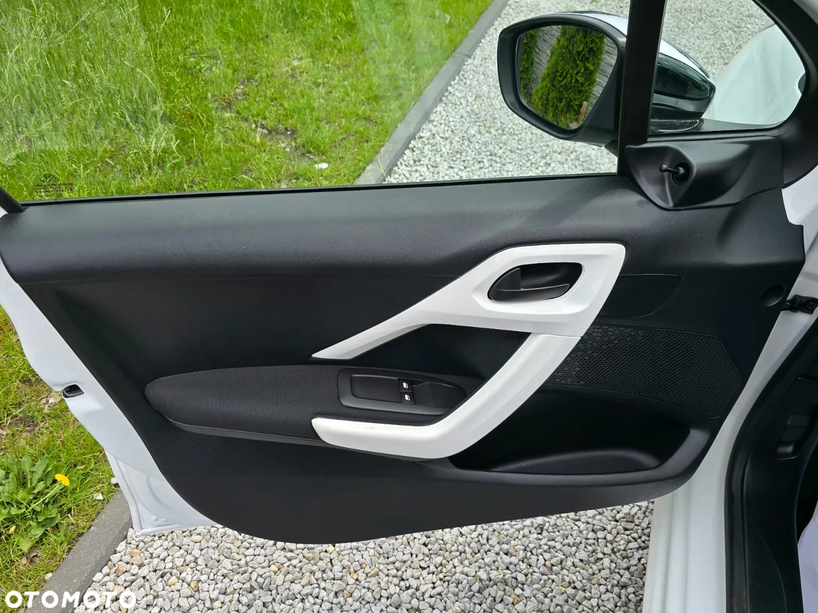 Peugeot 208 - 16