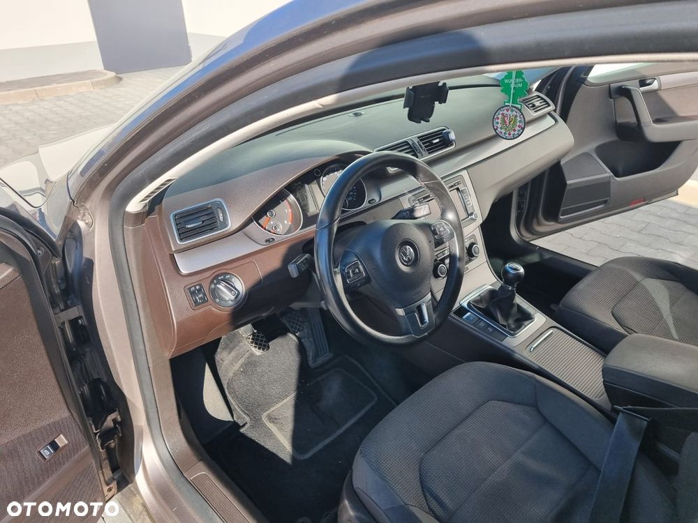 Volkswagen Passat - 11