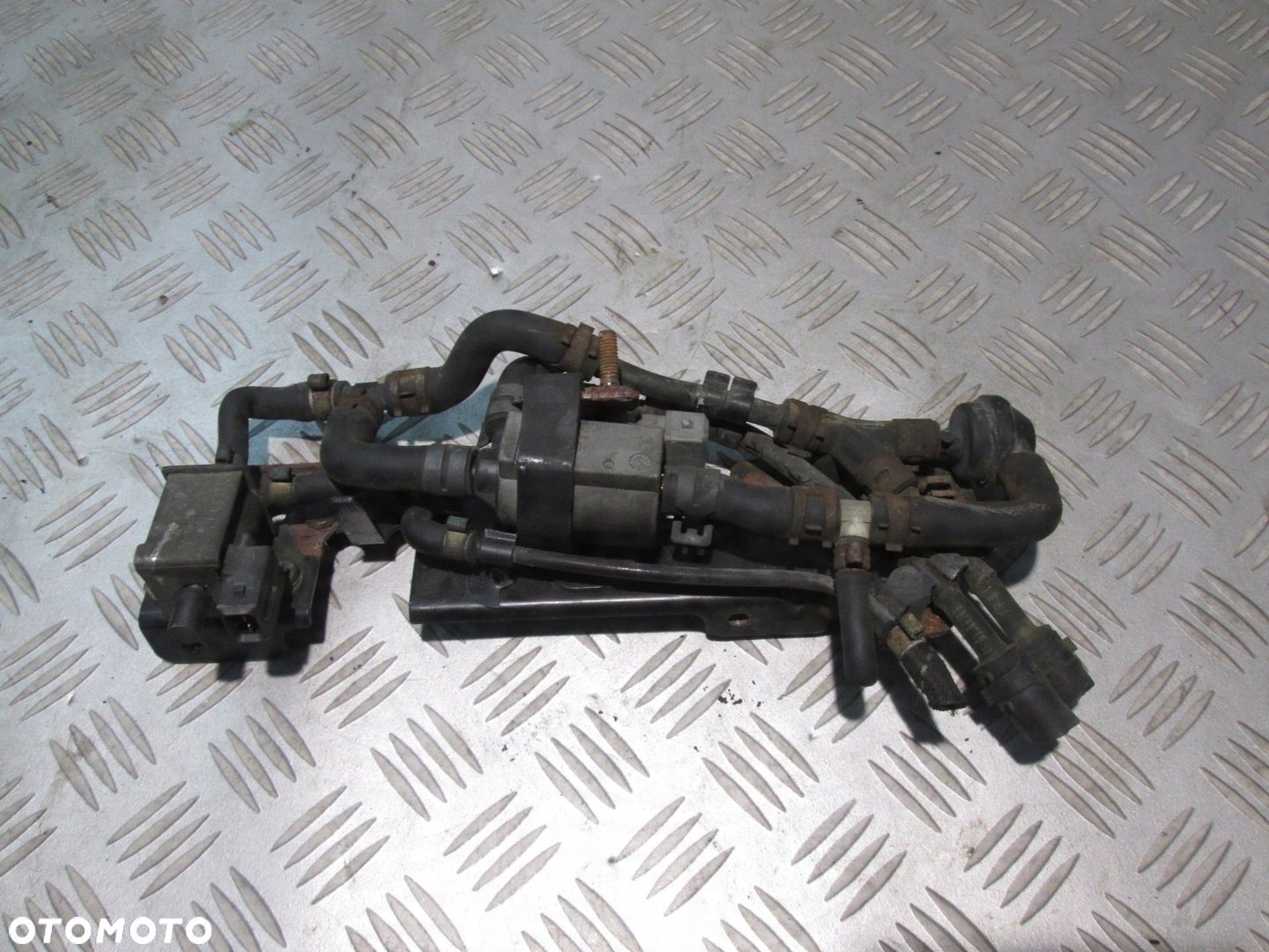ZAWÓR PODCIŚNIENIA AUDI A3 8L LIFT 1.8 B 06A103911T - 1