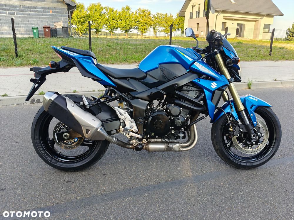 Suzuki GSR - 18