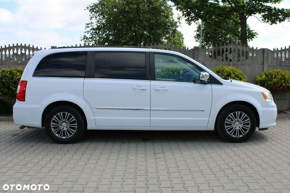 Chrysler Town & Country - 11