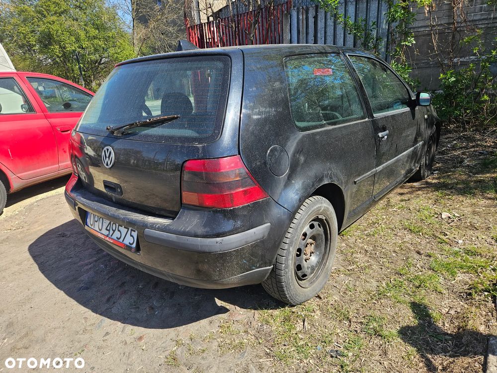 Golf 4 czarny trzydrzwiowy 1.4 16 v na części - 3