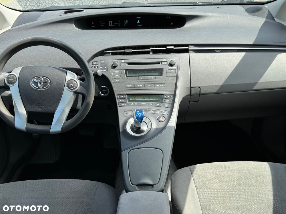 Toyota Prius (Hybrid) Life - 9
