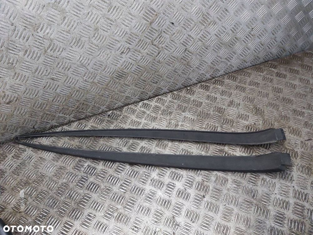 LISTWA ZGARNIAJĄCA SZYBY CZOŁOWEJ LEWA + PRAWA GOLF V PLUS 5M0854328B - 1