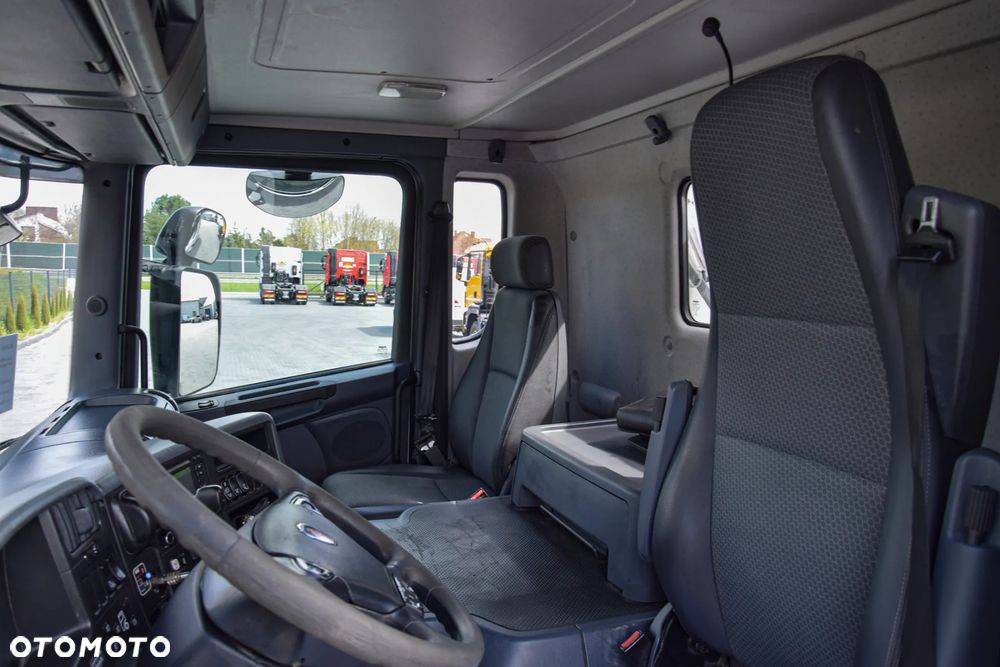 Scania P410 / 8x4 / EURO 6 / WYWROTKA / HYDROBURTA / AUTOMAT / KAMERA COFANIA / NAWIGACJA / HAK / NISKI PRZEBIEG / 2016 / SERWISOWANY / SPROWADZONY - 31