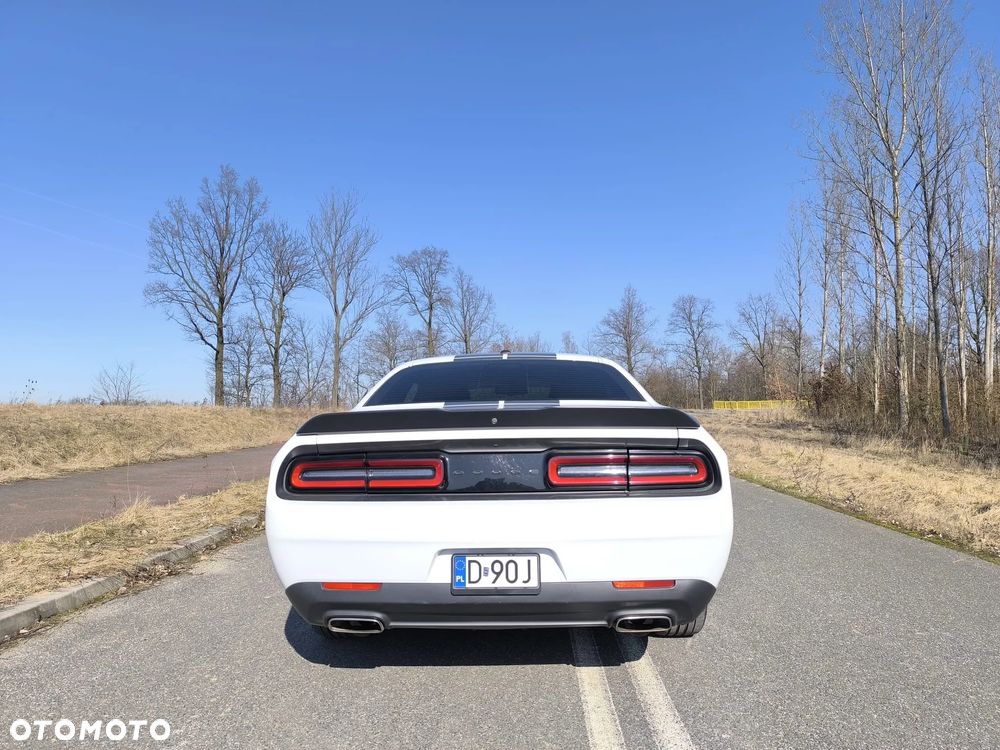 Dodge Challenger - 12