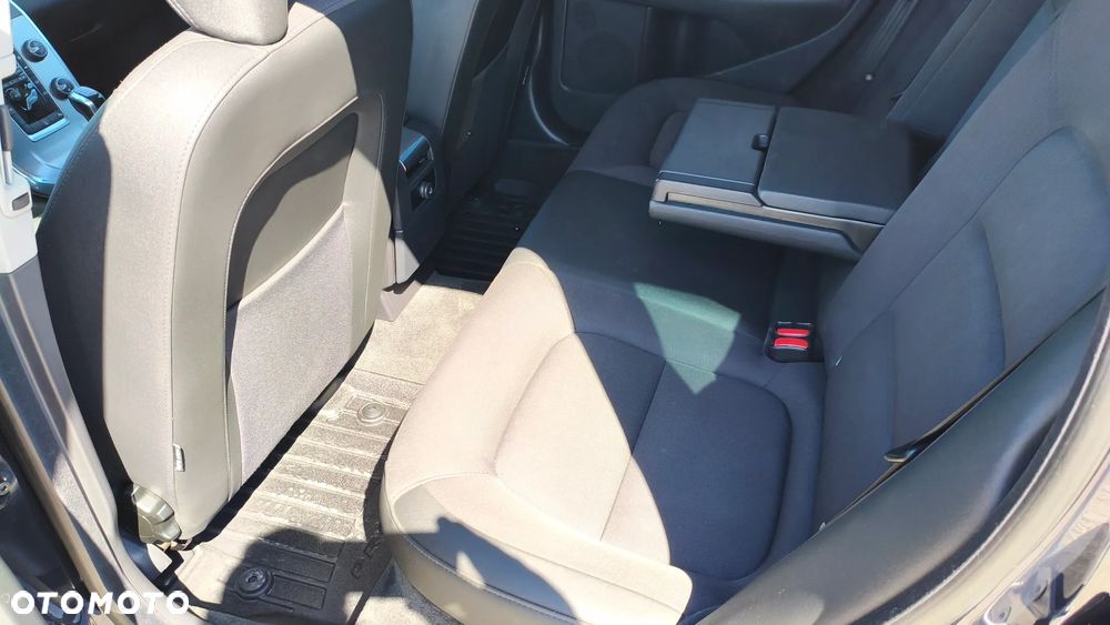 Volvo V70 D2 Momentum - 10