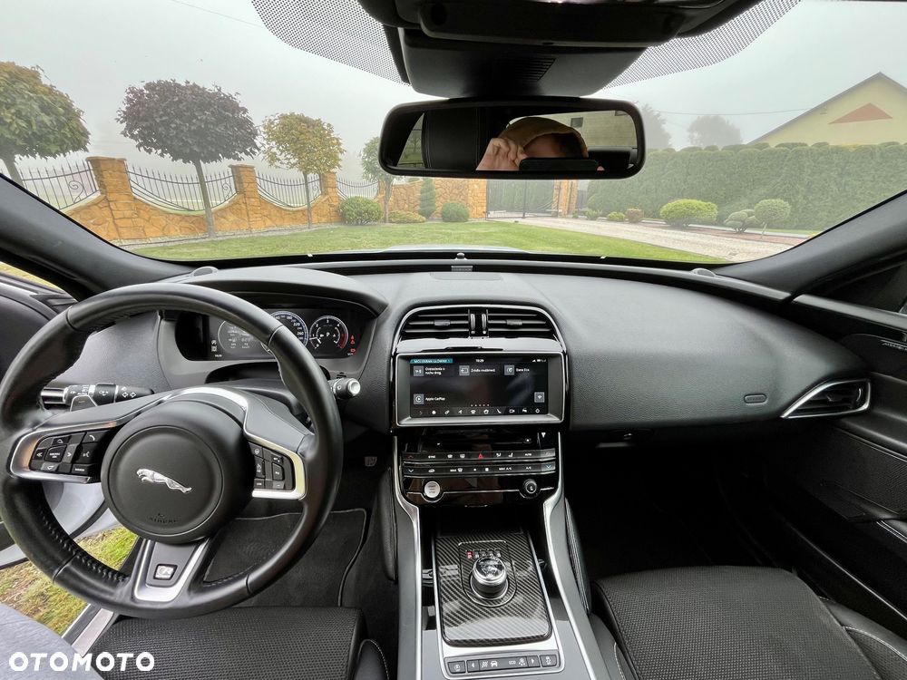 Jaguar XE 2.0 D AWD R-Sport - 27